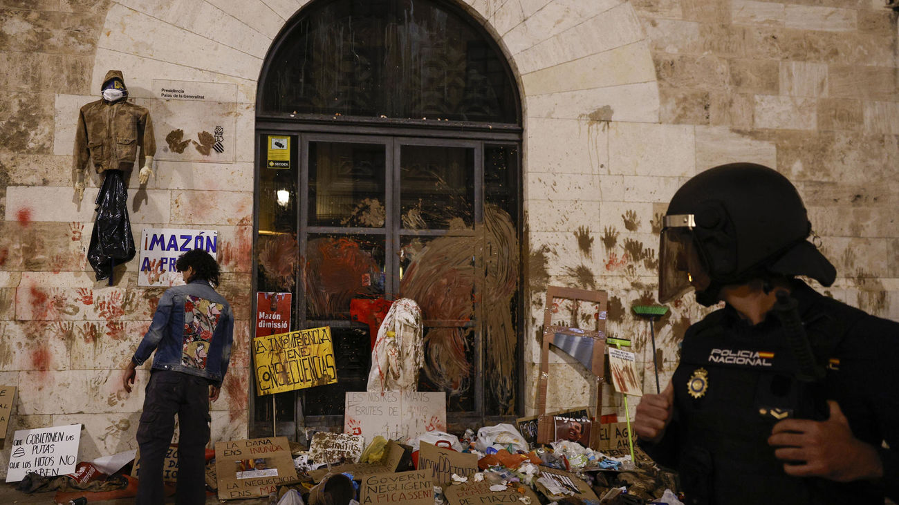 Cuatro detenidos y 31 policías heridos en disturbios en Valencia en la protesta de la DANA