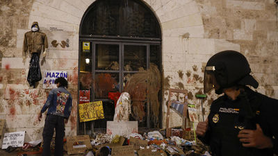 Cuatro detenidos y 31 policías heridos en disturbios en Valencia en la protesta de la DANA