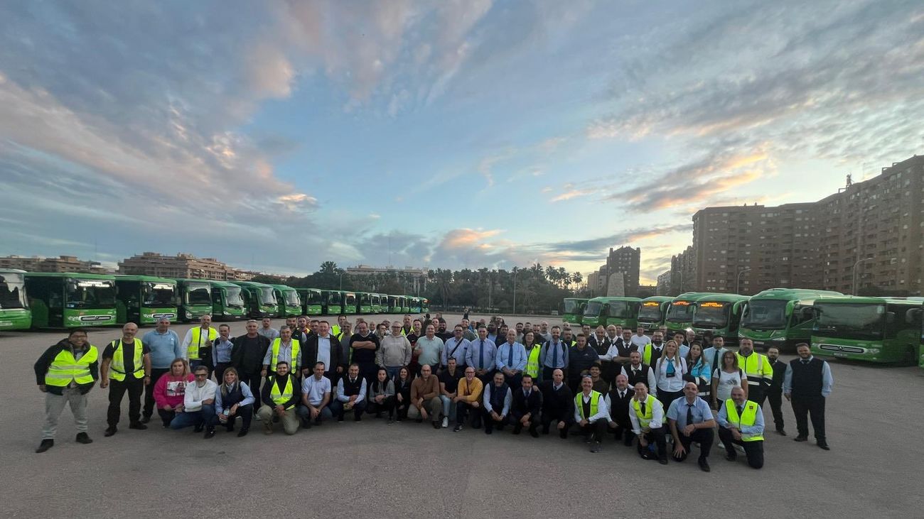 La Comunidad de Madrid envía 40 autobuses, 80 conductores y personal del Canal Isabel II a Valencia