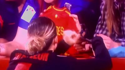 El feo gesto de Mapi León, se niega a firmar una camiseta de España