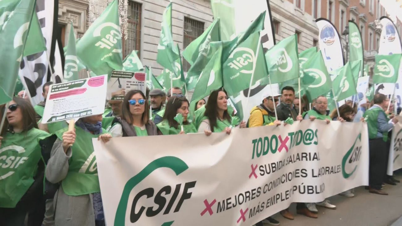 Manifestación de funcionarios frente a Hacienda pidiendo mejoras salariales y "proteger" Muface