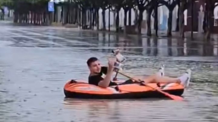 Un jhoven en una barca / TWITTER