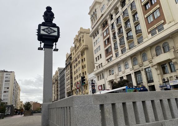 Exterior con la farola de Antonio Palacios / REDACCIÓN