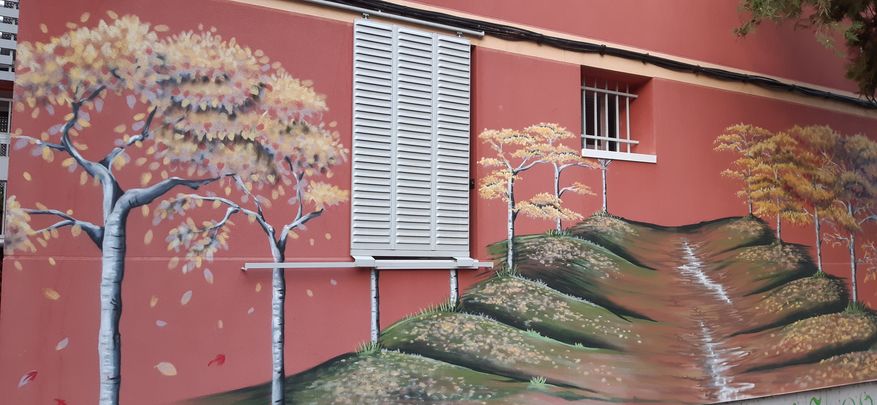Mural en la fachada de un edificio de la calle de Maqueda / P.O.