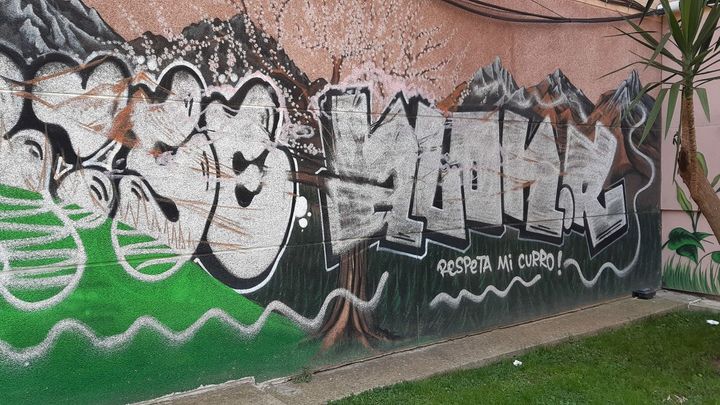 Mural vandalizado en la calle de Maqueda, en Aluche / P.O.