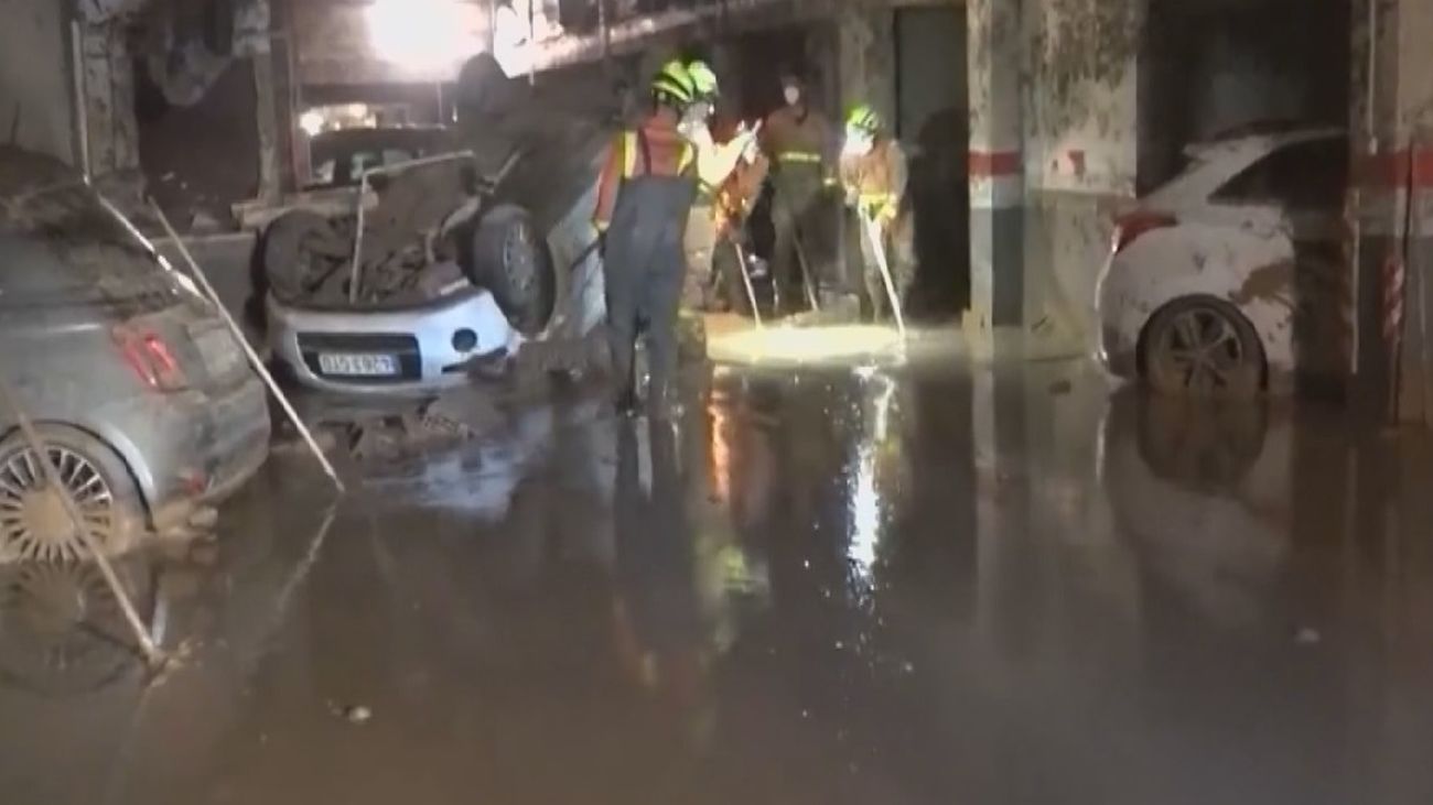 600 garajes en Valencia permanecen inundados de lodo 25 días después de la tragedia