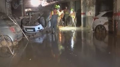 600 garajes en Valencia permanecen inundados de lodo 25 días después de la tragedia