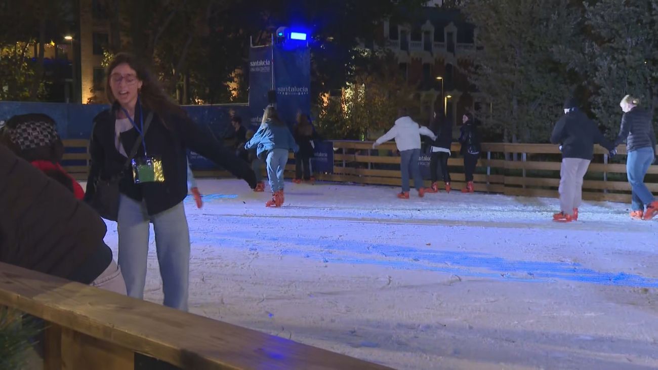La Plaza de España estrena la pista de hielo y el mercadillo navideño