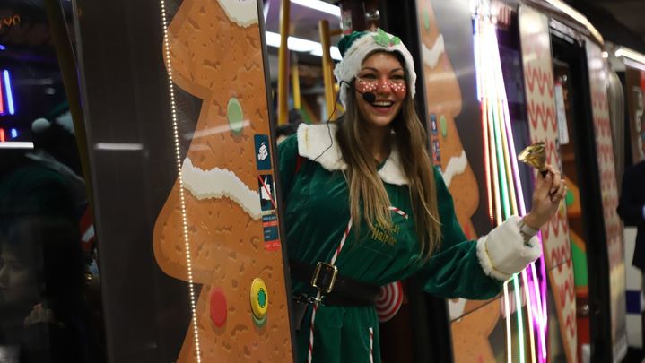 Una elfa en el Tren de la Navidad / METRO DE MADRID