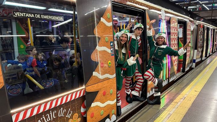 Elfas y elfos en el Tren de la Navidad / METRO DE MADRID