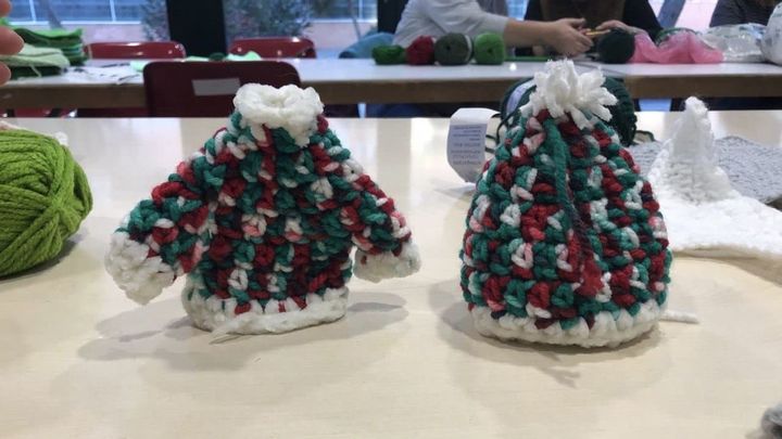 Dos de las creaciones de las participantes en el curso de costura de Parla / AYTO PARLA