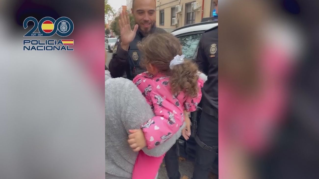 Policías salvan la vida de una niña de 3 años que no podía respirar en Puente de Vallecas