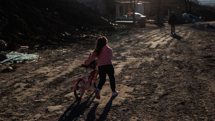 Una niña con una bici en el sector 6 de la Cañada Real Galiana / EUROPA PRESS