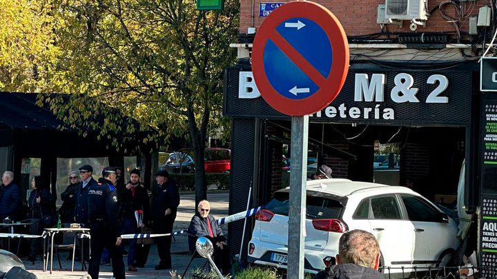Imagen de un coche empotrado en una cafetería de Ginzo de Limia / REDACCIÓN