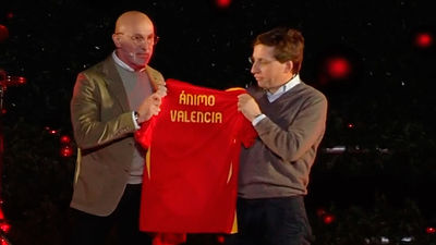 El emotivo mensaje del encendido de la Navidad en Madrid: ¡Ánimo Valencia!