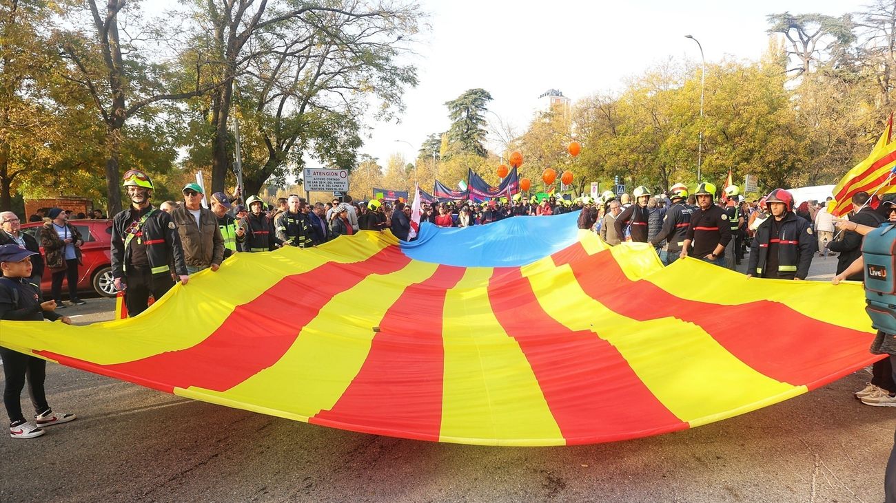 Miles de bomberos denuncian en Madrid la descoordinación que sufren ante tragedias como la DANA