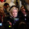 Le Pen tumba el Gobierno de Francia al apoyar la moción de censura de la izquierda