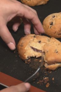 Donuts, superhéroes y juegos de mesa:  Free Café, un oasis friki para merendar en Móstoles