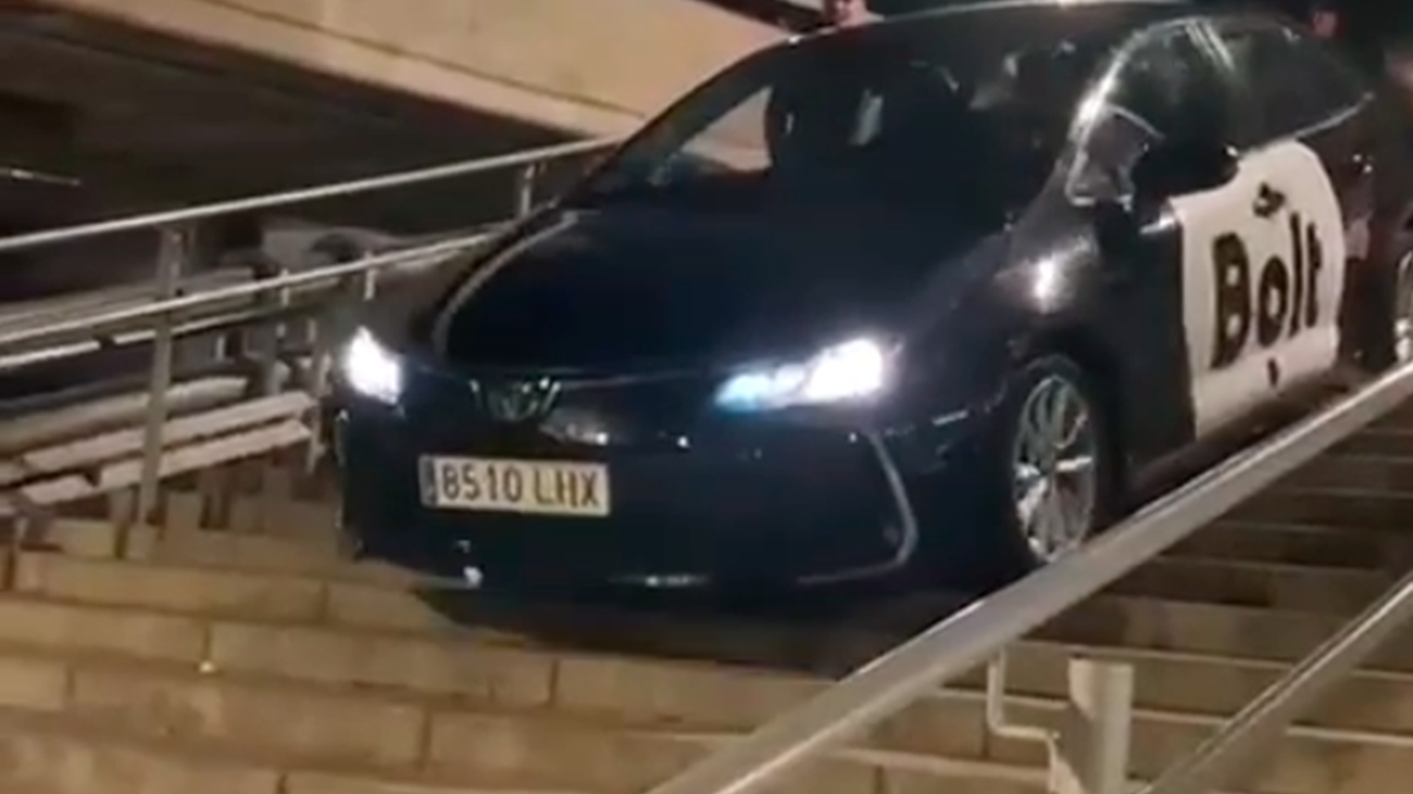 Un VTC atrapado en las escaleras de Azca