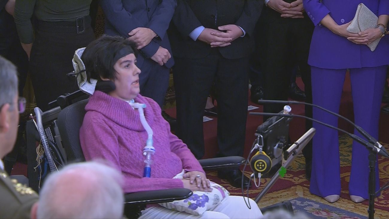 Representantes de colectivos de personas con discapacidad dan lectura al nuevo artículo 49 de la Constitución