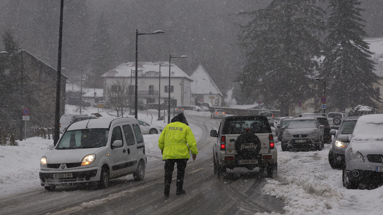El temporal alcanza su día álgido, con fuertes vientos y nevadas