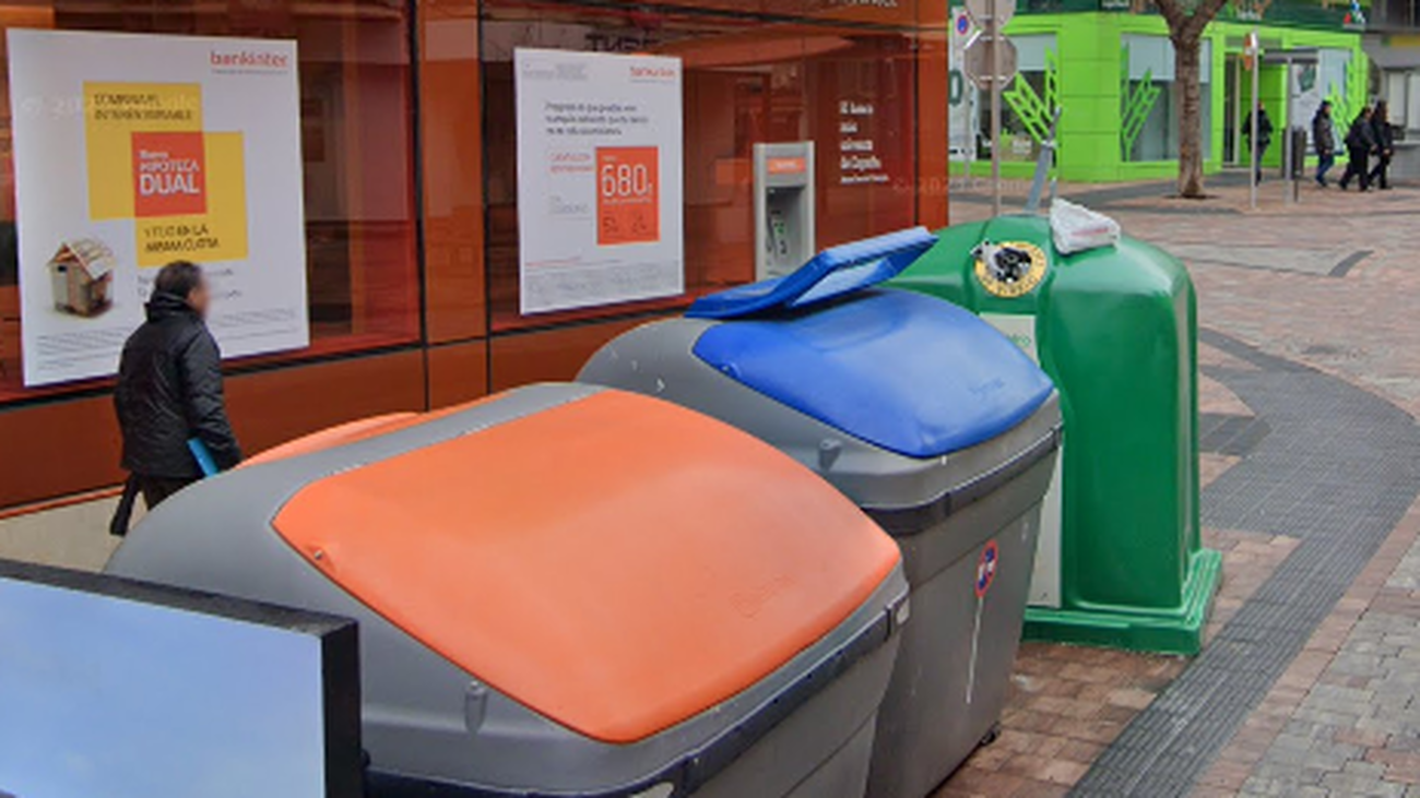 Contenedores de residuos urbanos en una calle de  Alcobendas