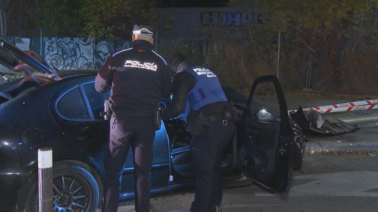 Huye de la Policía y estampa su coche contra una farola en Marqués de Vadillo