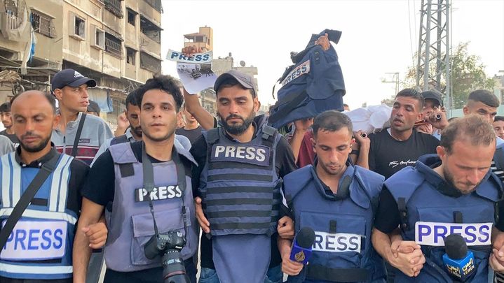 Periodistas rodean los cadáveres del periodista árabe de Al-Jazeera Ismail al-Ghoul y del cámara Rami al-Refee, muertos en un ataque israelí durante su cobertura de Al-Shati en Gaza campo de refugiados, el 31 de julio de 2024 / EUROPA PRESS