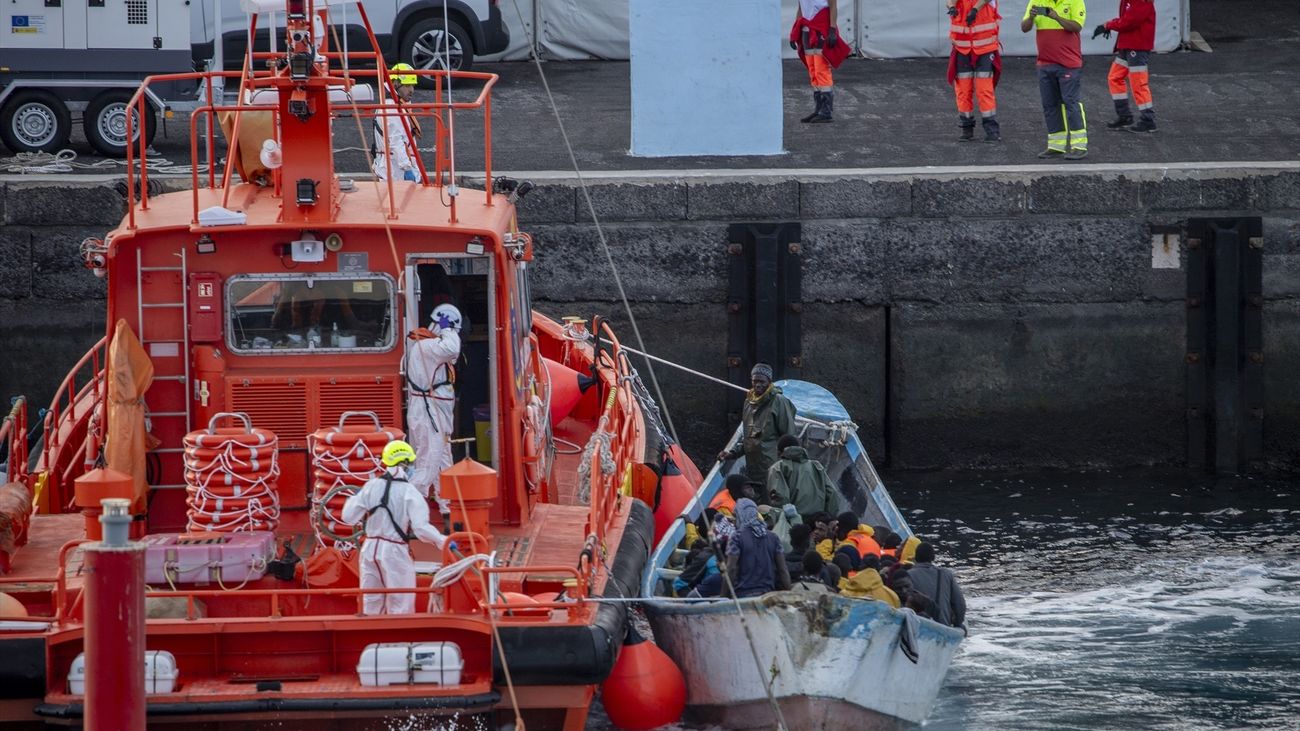 Un cayuco a su llegada al puerto de La Restinga