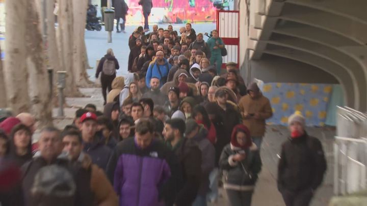 Largas colas en el Estadio de Vallecas para comprar entradas contra el Estrasburgo