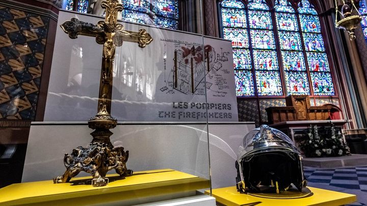 Un casco de bombero, delante de las vidrieras, en homenaje a los bomberos que intervinieron en el incendio / EFE