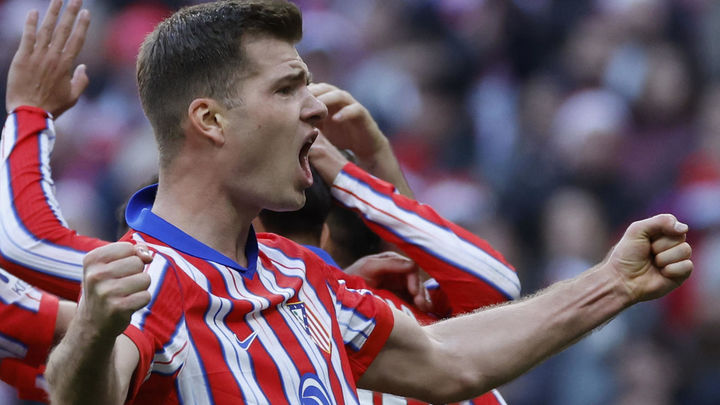 El delantero noruego del Atlético de Madrid Alexander Sørloth celebra con sus compañeros el gol marcado ante el Getafe / EFE