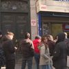 Furor en el centro de Madrid por los últimos décimos de lotería de Navidad: "A ver si nos cambia la vida"