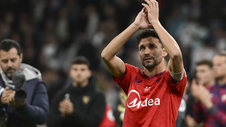 El defensa del Sevilla Jesús Navas, aplaude al público del Bernabéu tras su último partido como futbolista profesional / EFE