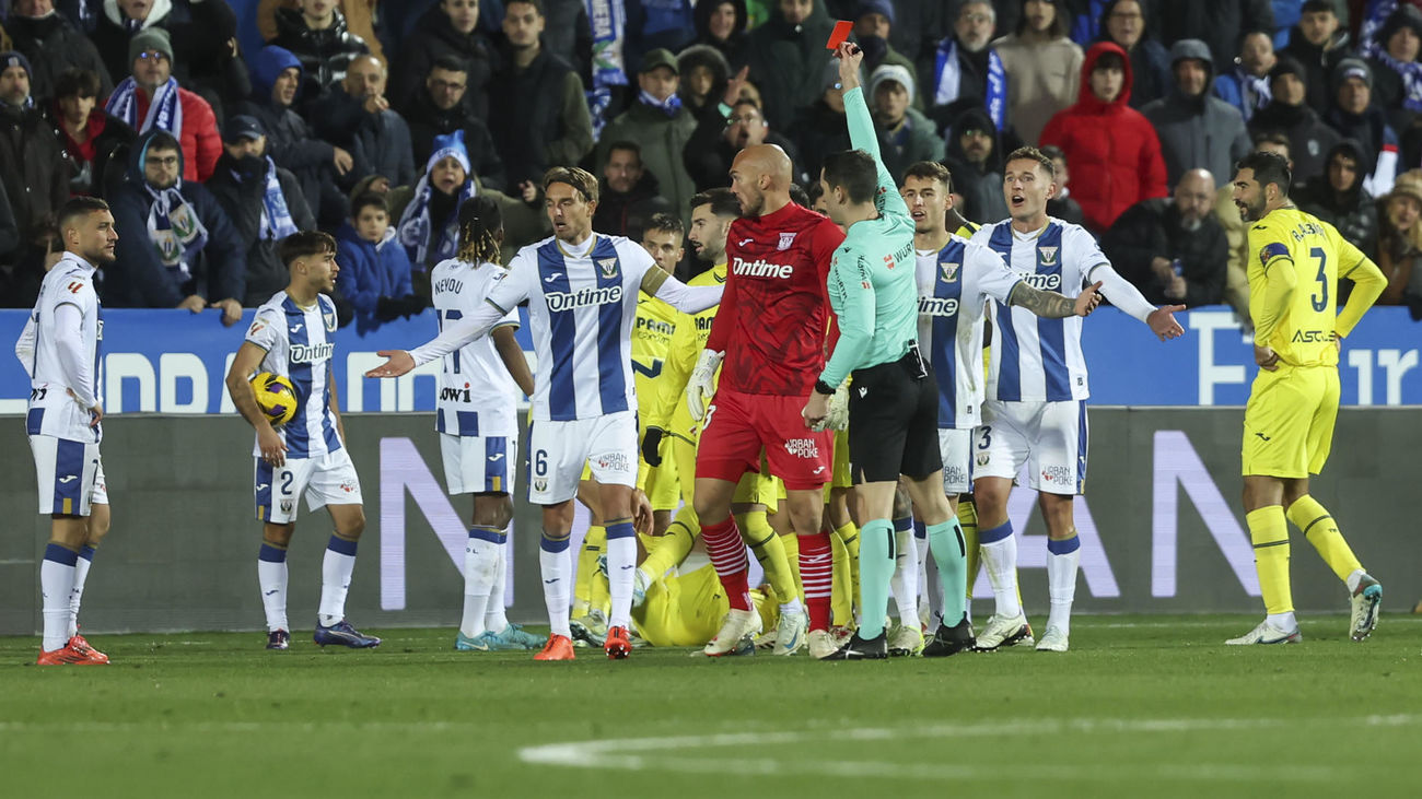 El colegiado muestra cartulina roja al jugador del Leganés Óscar Rodríguez