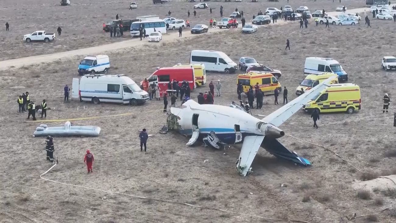Se estrella en Kazajistán un avión con 67 pasajeros y rescatan con vida a 32