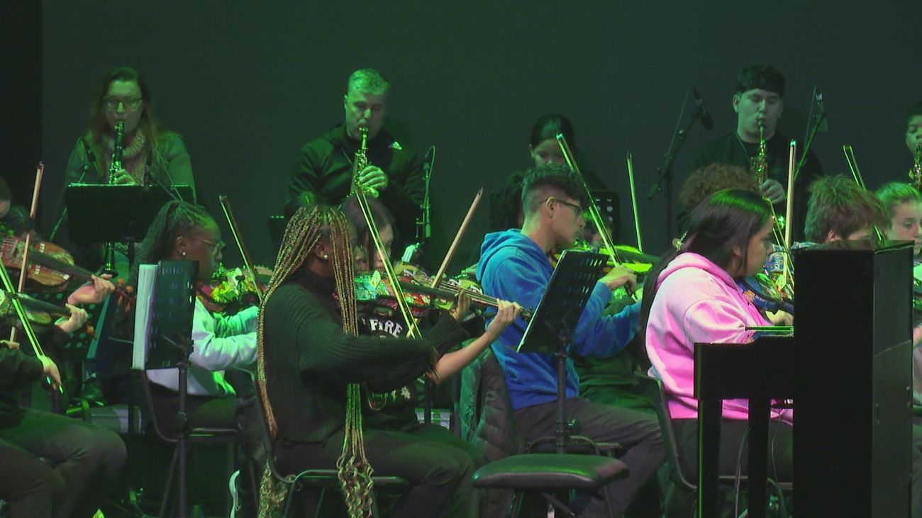 La Reina Sofía preside el concierto solidario navideño de la orquesta 'La música del reciclaje'