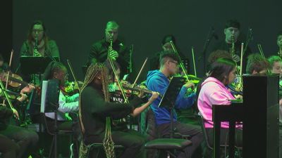 La Reina Sofía preside el concierto solidario navideño de la orquesta 'La música del reciclaje'