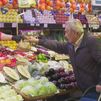 Un hombre realiza la compra en la frutería