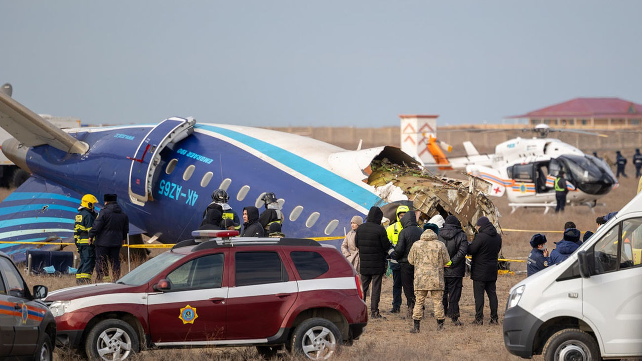 Ucrania afirma que el avión siniestrado en Kazajistán fue derribado por los rusos