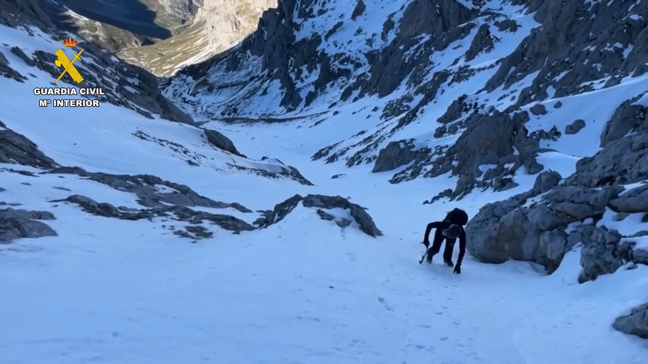 Encuentran con vida al montañero perdido en Picos de Europa