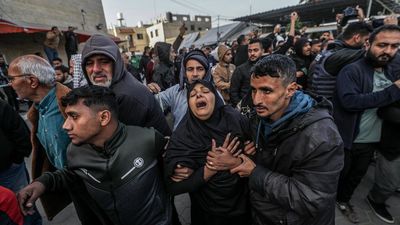 Al menos 50 muertos, incluidos cinco sanitarios, en ataques israelíes a un hospital de Gaza
