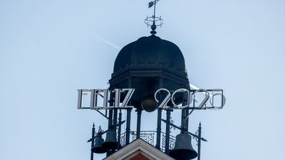 El reloj de la Puerta del Sol estrena cartel luminoso para dar la bienvenida a 2025