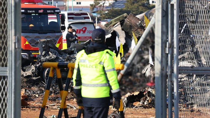 Los bomberos realizan operaciones de rescate en el aeropuerto internacional de Muan / EFE
