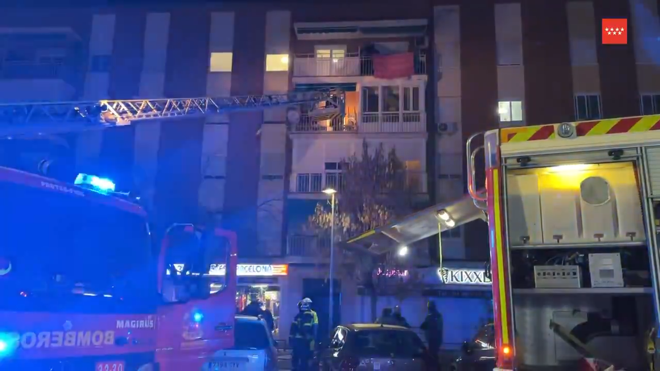 Nueve intoxicados por humo tras un incendio en un edificio de cuatro plantas en Aranjuez