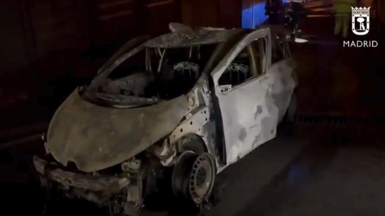 Arde un coche eléctrico en un aparcamiento público en la plaza de Colón