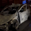 Arde un coche eléctrico en un aparcamiento público en la plaza de Colón