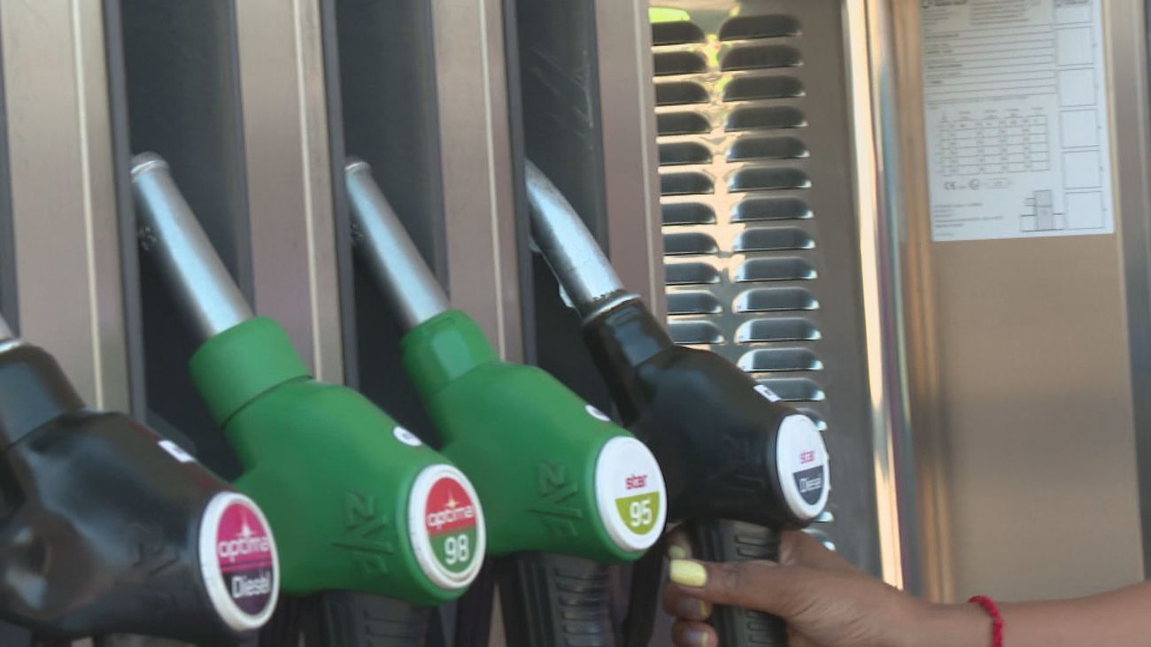 Los carburantes suben de precio pese al desplome del petróleo