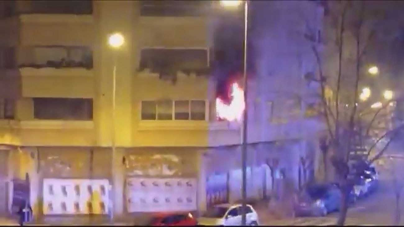 Intoxicados por inhalación de humo 16 vecinos en el incendio de un edificio de Logroño