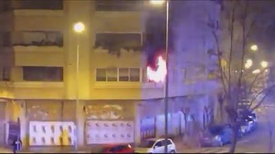 Intoxicados por inhalación de humo 16 vecinos en el incendio de un edificio de Logroño
